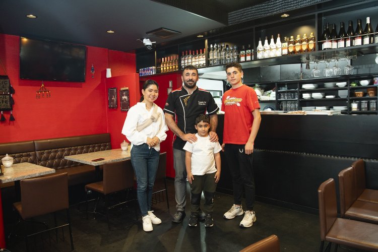 お店を営むコール・ユキコさん（左）とコール・サルマンさん（右）たち。