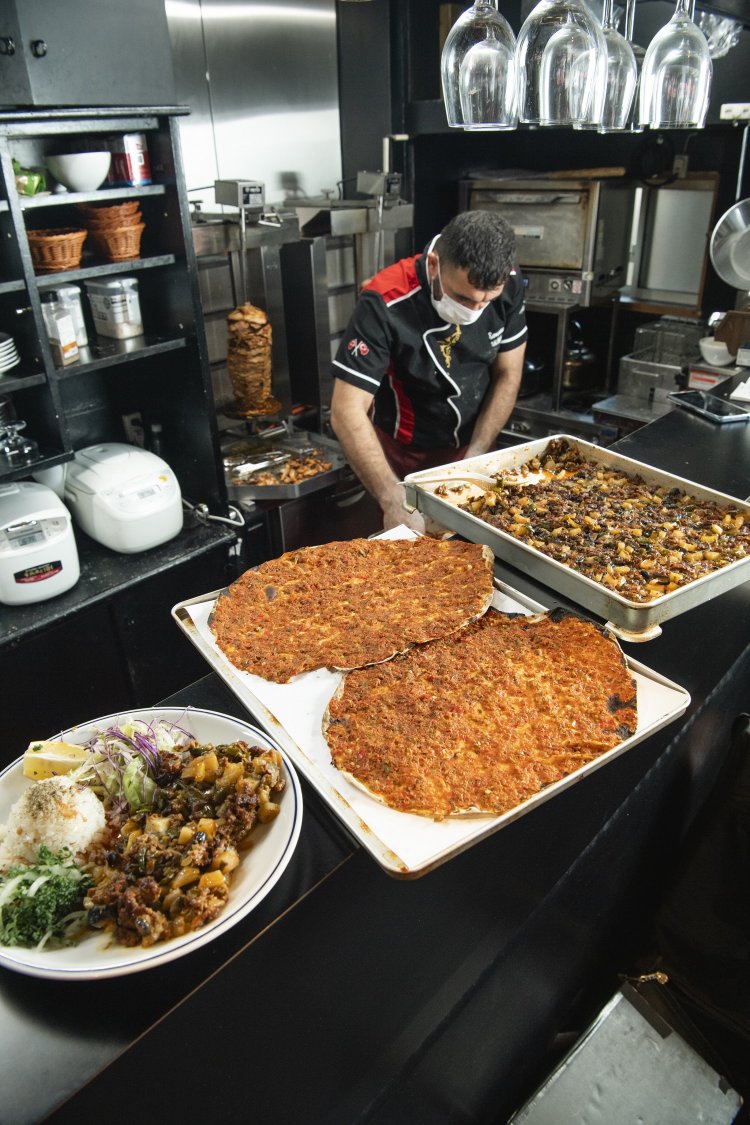メニューのほかにも毎日シェフが気分によってつくったものがカウンターに並ぶ。パンを焼くことも。