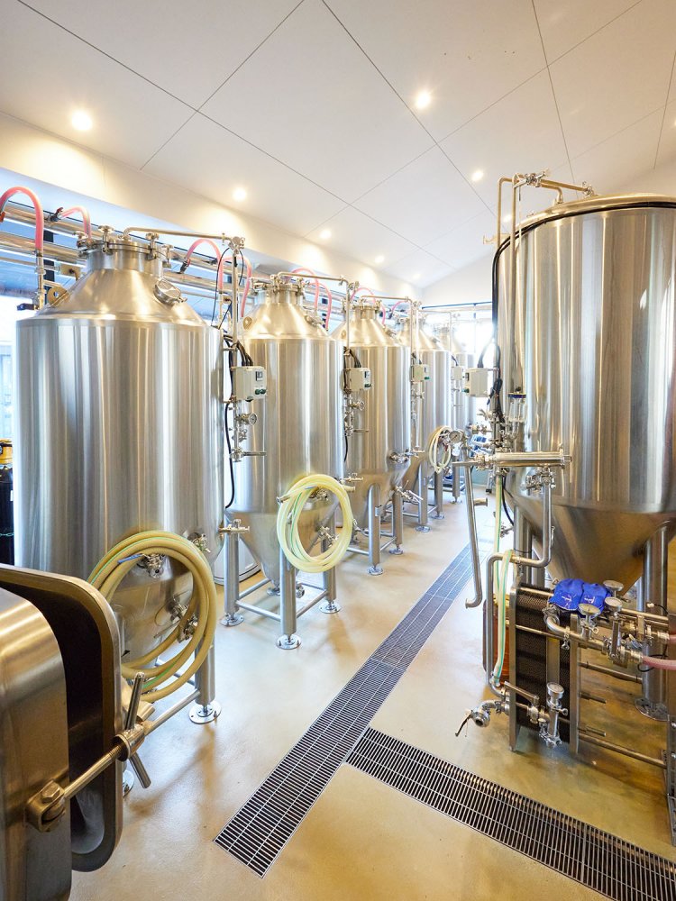 1200ℓタンクが3基と600ℓタンクが5基。外から醸造風景が見える。