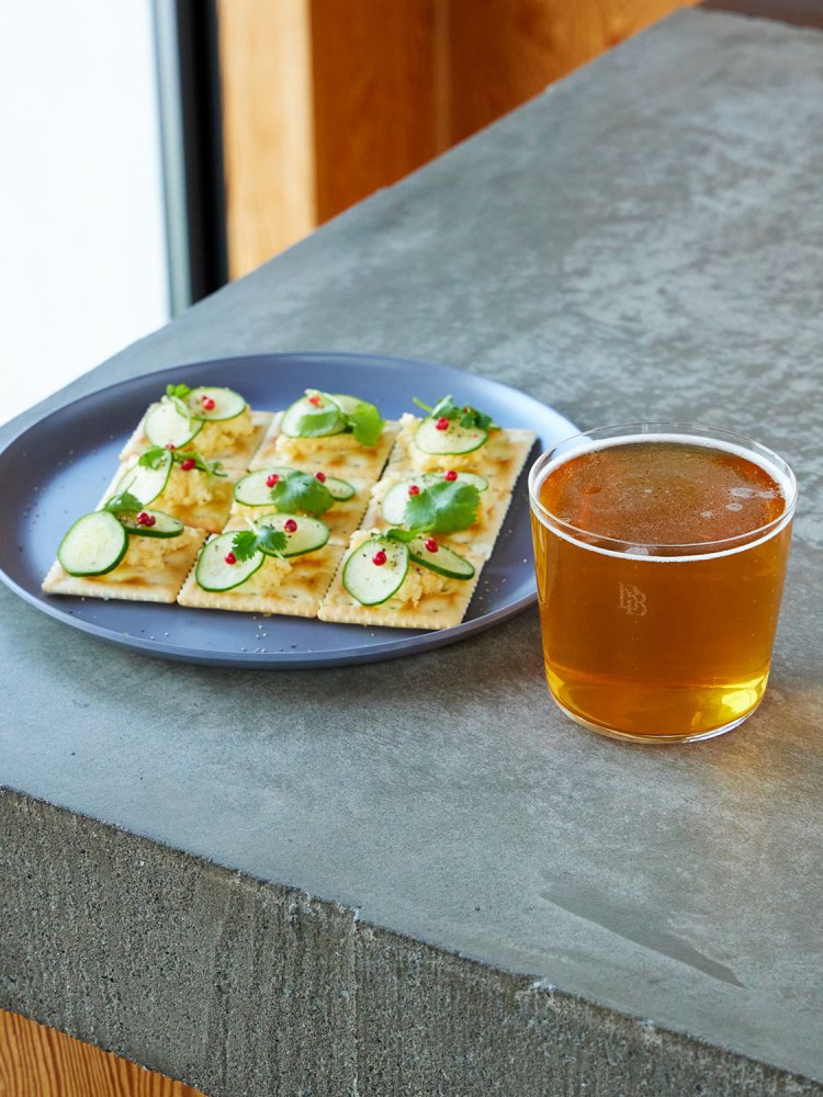 フードはナッツ類が基本だが、ペアリングフードを提供することも。ビール700円～。