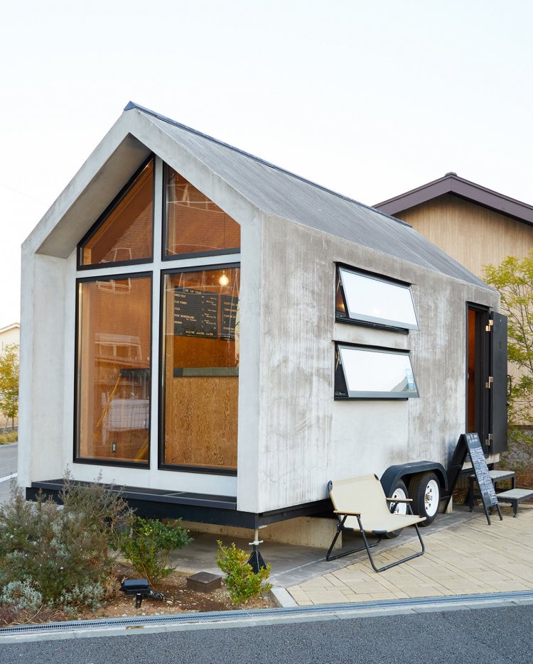 スタイリッシュなタップルーム。表参道で移動するビアバーとして注目を集めた三角屋根の建物をイメージ。外のテーブルやベンチでも飲める。