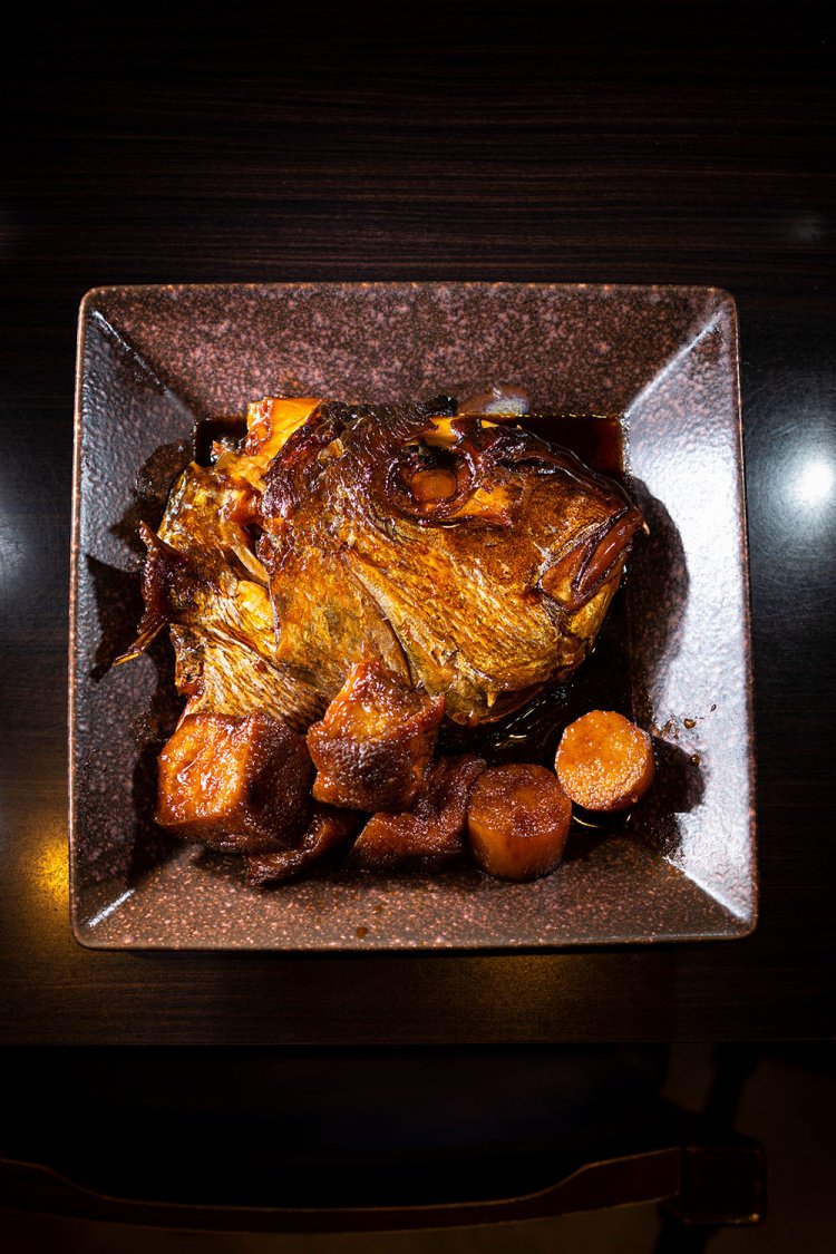 天然鯛のかぶと煮1078円。