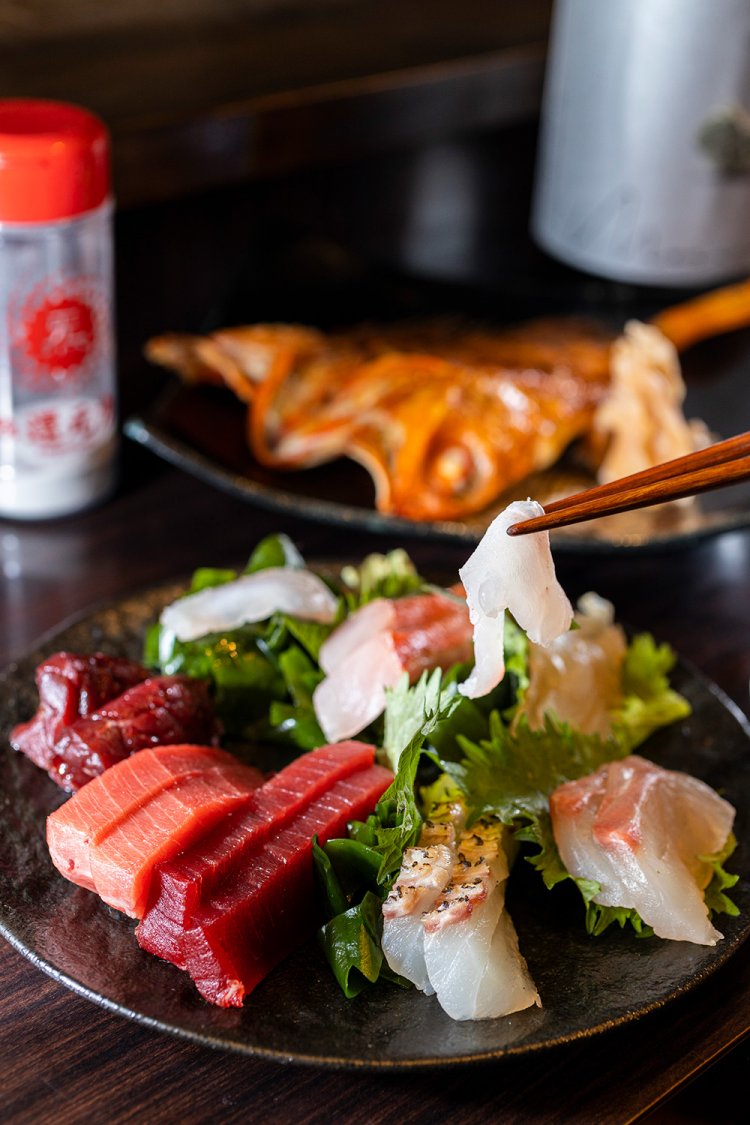 この日は中トロなどが彩った刺身盛合せ。キンキの一夜干し1518円。「森嶋」雄町純米大吟醸ほか、日本酒は旨口～フルーティ系までほとんど一合880円