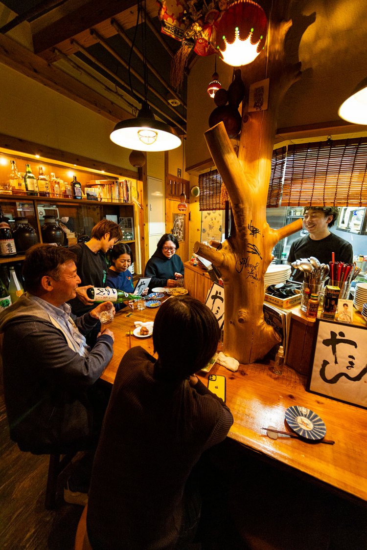 1階はカウンター6席。狭くて雑多だが、居心地がいい。