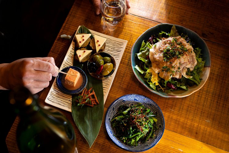 ともに地元野菜たっぷりの菜の花ナムル600円、島豚KAZUGORO豚しゃぶサラダ980円。