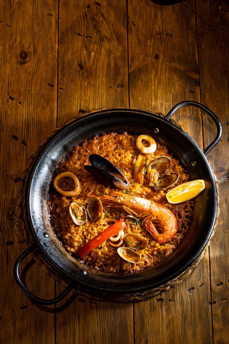 魚介のパエージャ1人前1550円。