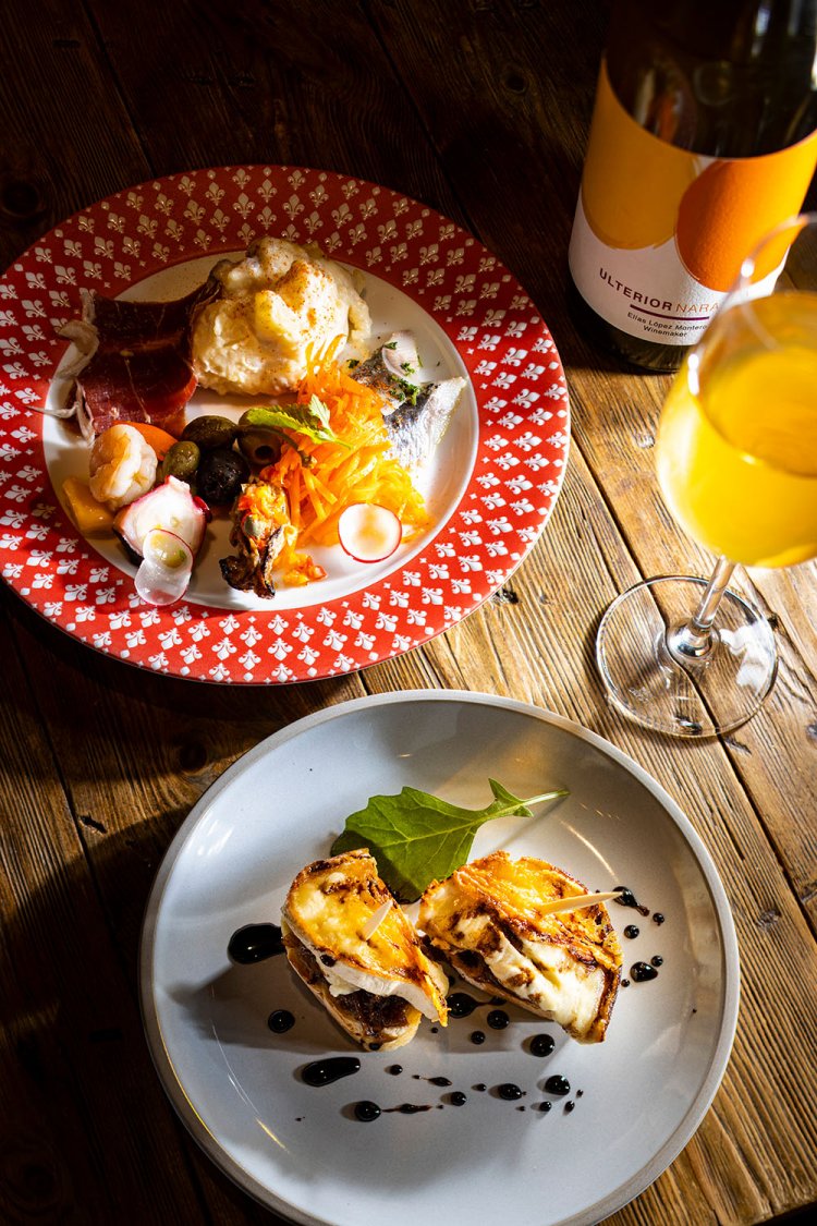 冷たいタパスの盛り合わせハーフ970円（上）など一人客にはハーフサイズも対応。オレンジワインのウルテリオール・ナランハ730円。