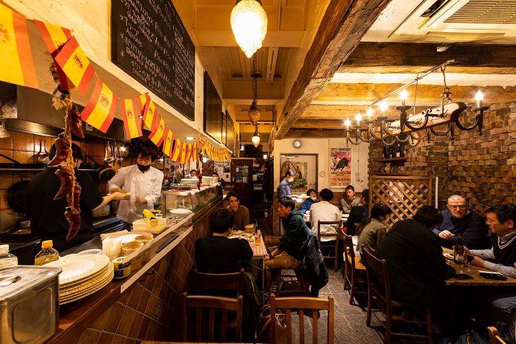 入り口側には立ち飲みスペースも。