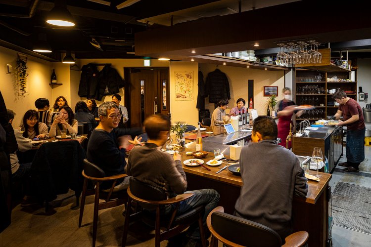 カウンターとキッチンの距離の近さも魅力。予約してから向かうのが吉。