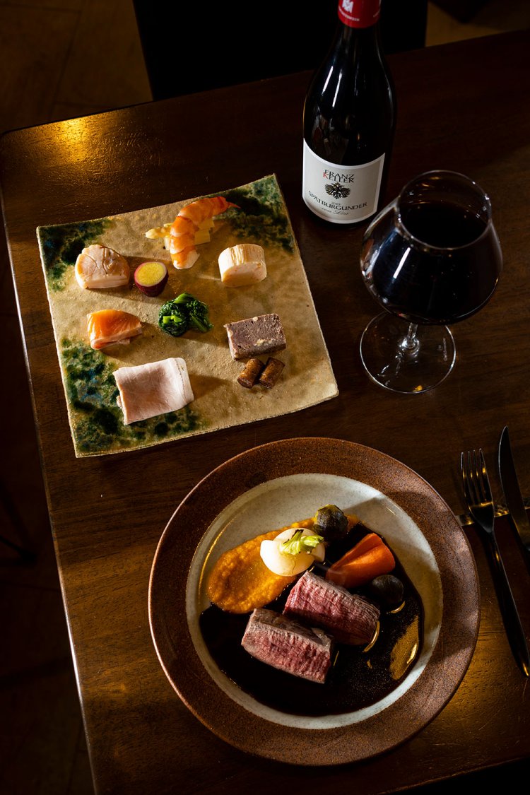 シカの骨から出汁をとったソースが決め手の鹿のグリル2200円。信州サーモンのマリネなどが並ぶ前菜の盛り合わせ1200円。ドイツの赤ワイン、フランツ・ケラー ピノノワール950円。