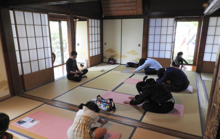 女性限定の午前中のヨガのほか、仕事帰りに参加できる夜ヨガも。