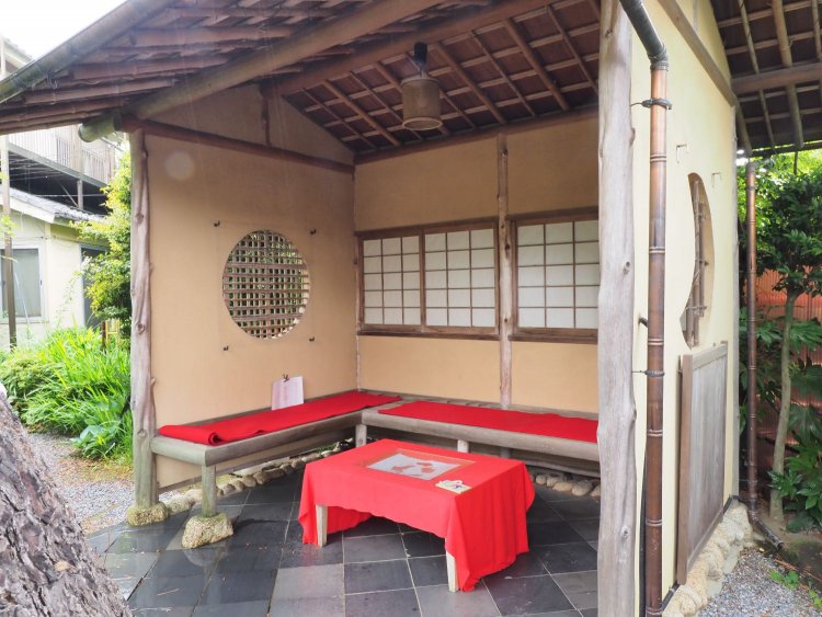 山門を入って右手に設置された東屋。雨の日もゆったりくつろぐことができる。