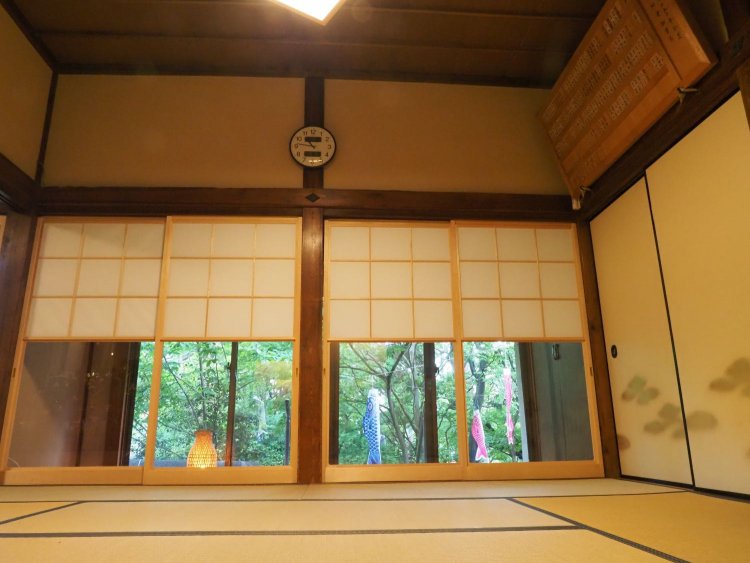 酒井さんご一家が暮らしていたという本堂の一角。今では下半分がガラスになった雪見障子を通して、本堂にいても豊かな緑を感じられるように。