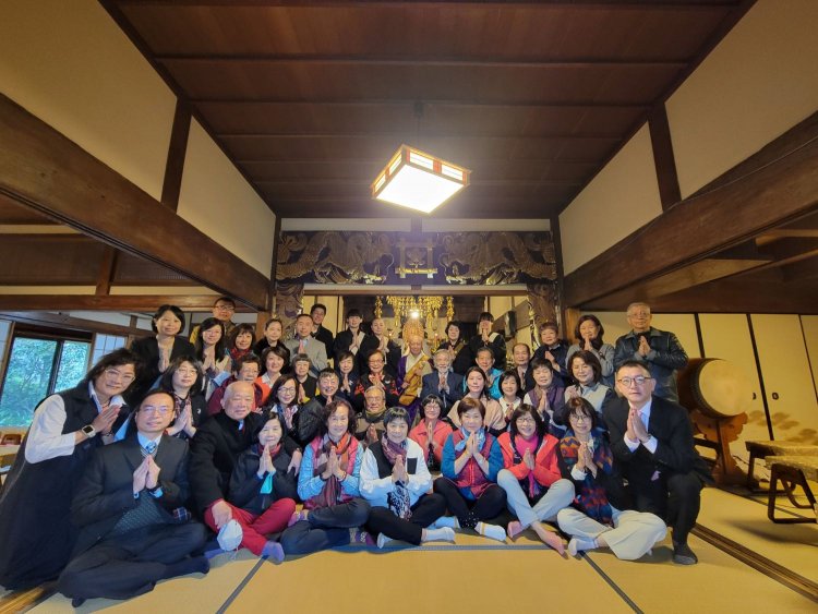 先代ご住職を囲む酒井さんご一家と台湾からの信徒さんが集まり、400年の歴史を紡いでいる。