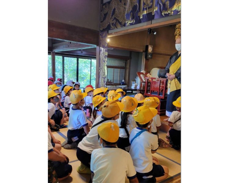 町探検や中学生職業体験などの行事も恒例。子供たちの賑やかな声があふれる。