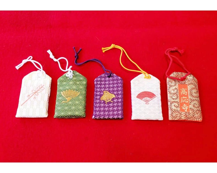 右は高応寺の御守り、左４つは日蓮宗の尼僧さん達（全国日蓮宗女性教師の会）で作った御守り。願い事に応じて選ぶことができる。