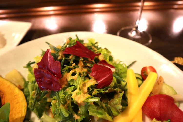 サラダは、タマネギとニンジンをベースにした自家製ドレッシングと。