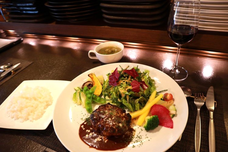 主食はライスかパンを選べる。ライスはサービスで大盛りも可能。