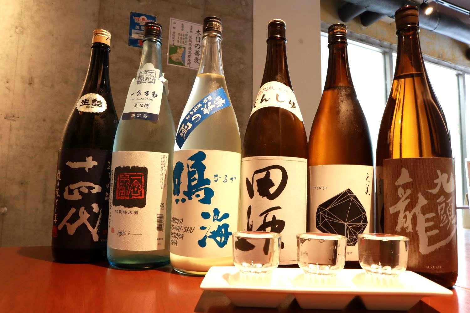 日本酒好きの本田さん選りすぐりの酒が並ぶ。