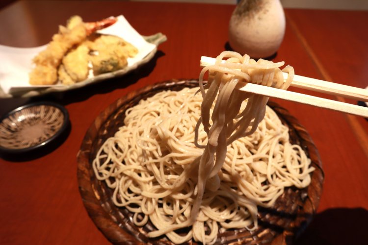 素材、挽き方、割合……オーナーのこだわりが詰まったそば。