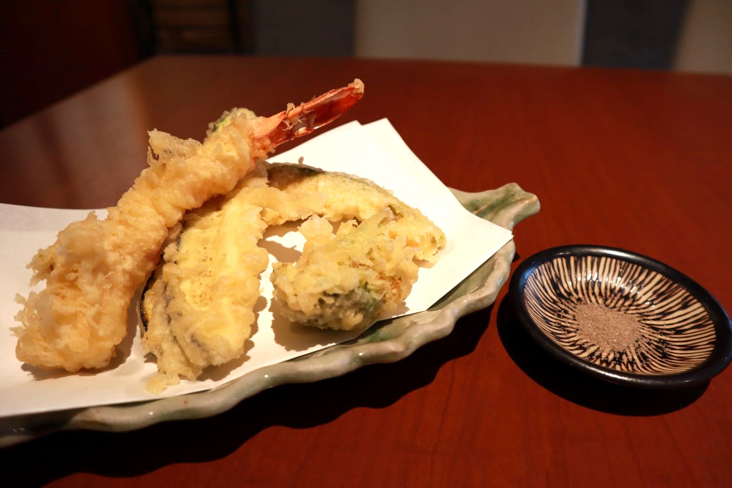 天ぷらに添えるのは、ミネラルが豊富な藻塩。