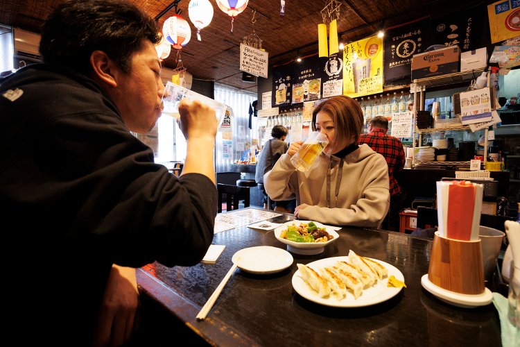 夜と土日は未成年入店禁止の“大人の時間”。「みんな、酒とつまみだけでほとんどラーメン食べないんすよ～」と、勝村さん。