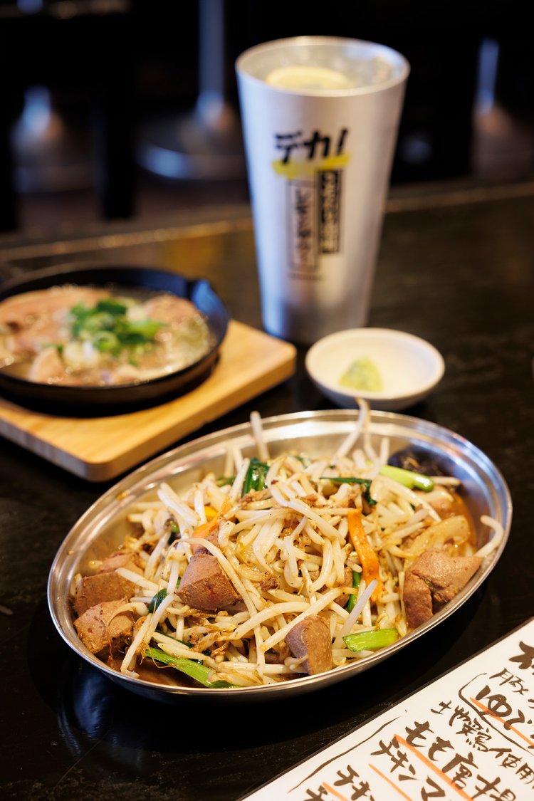 手前からレバニラ炒め750円、ゆでタン700円、レモンサワー大700円。