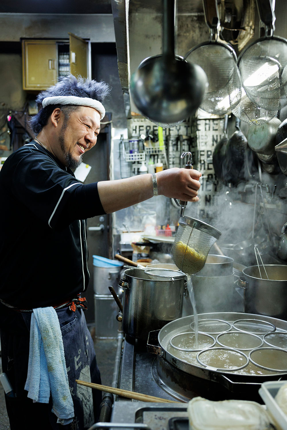 創業から40年使われている厨房に立つ勝村さん。