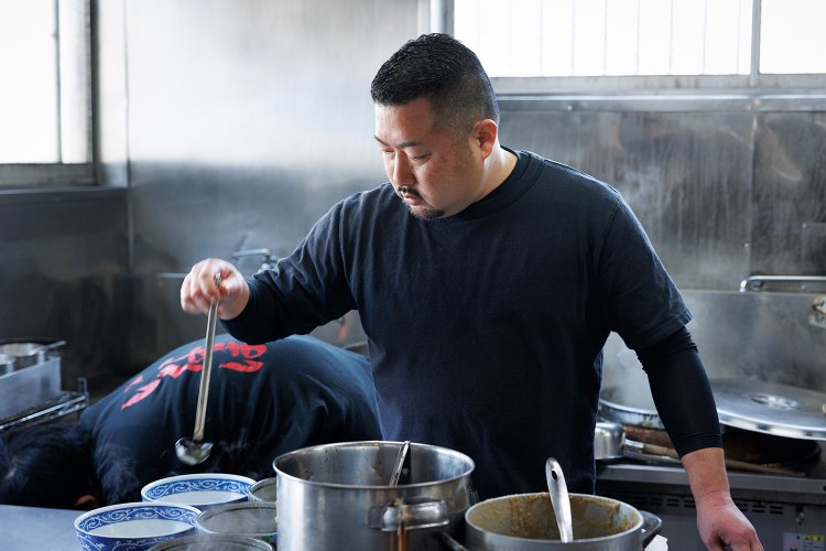 さまざまなオーダーが入って大忙しの厨房を、平泉さんは華麗に回す。