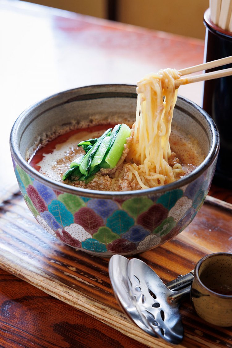名物・ごま辛らーめん990円。スープを最後まで飲みたくなる、優しい味だ。