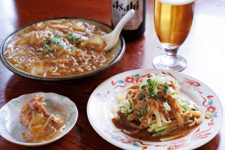 蒸し鶏935円、うま煮餃子847円、瓶ビール605円。「うま煮餃子は、賄いから生まれたメニューなんですよ」とは、平泉さん。