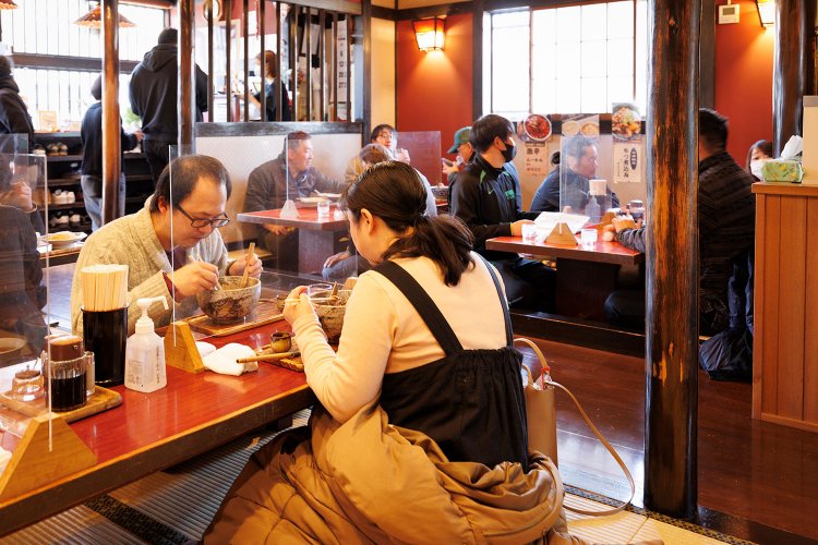 開店直後の時間から、店内の広い座敷は老若男女さまざまな客で埋め尽くされ、にぎわう。