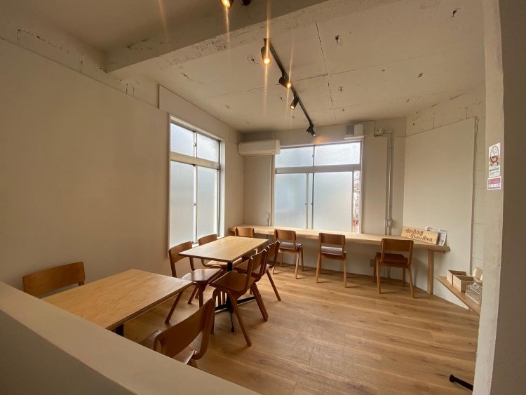 大きな窓からは日差しがたっぷり。カウンターにはコンセントあり。2時間を超える利用は、要追加オーダー。