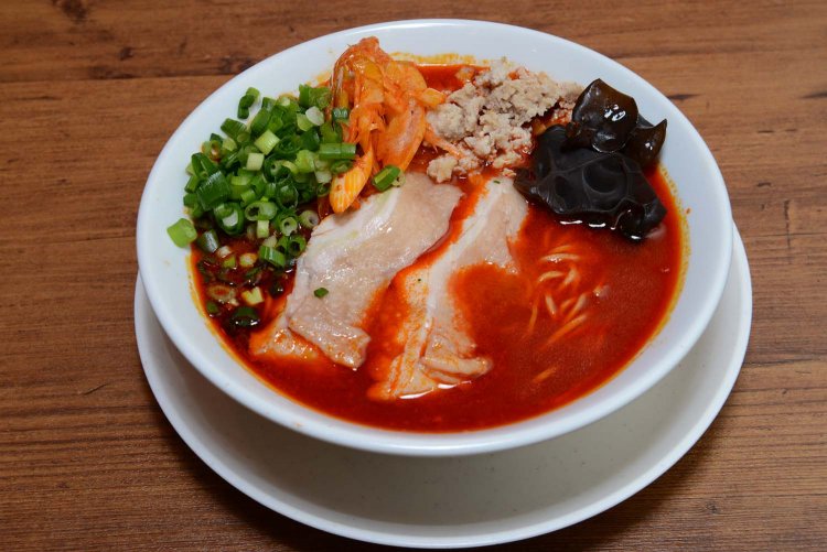 パクチーをネギに変更した鶏赤湯らーめん。