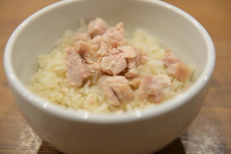 スープとの相性もピッタリの鳥ダシご飯。