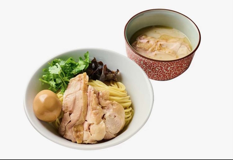スパイシーさと濃厚さを味わえる全部のせ鶏白湯つけ麺。