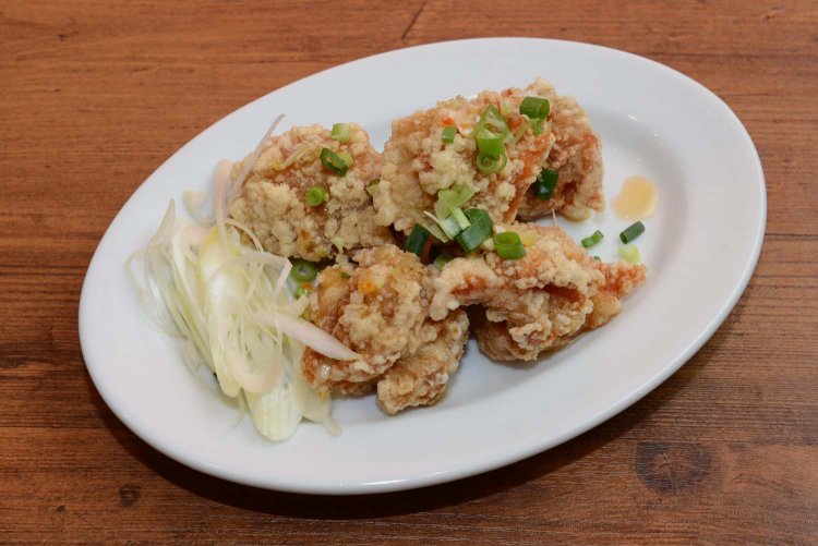 特製のスパイスで味付けされ、カリッとしてジューシーな鶏唐揚げ3個480円。スイートチリソースがいい風味を与えている。