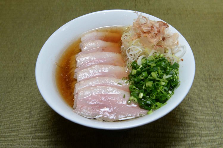 合鴨を贅沢に使った鴨コンフィ麺。