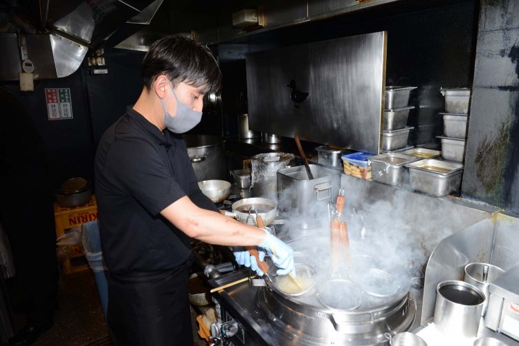 極細麺なのですぐに茹で上がる。