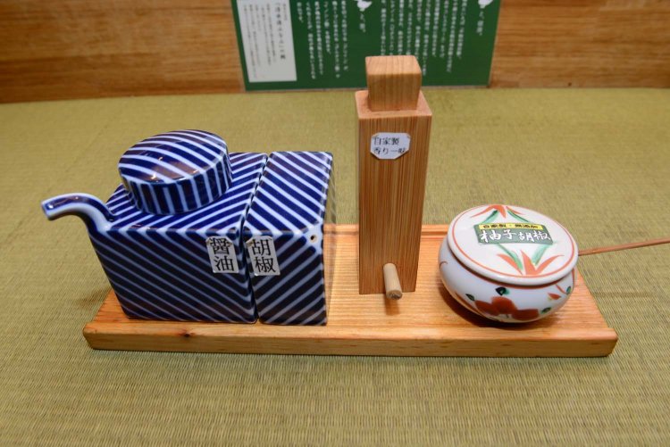 卓上調味料を加えて好みの味にカスタムしよう。