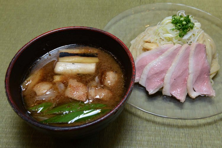 鴨つけそばに鴨コンフィ280円をトッピング。