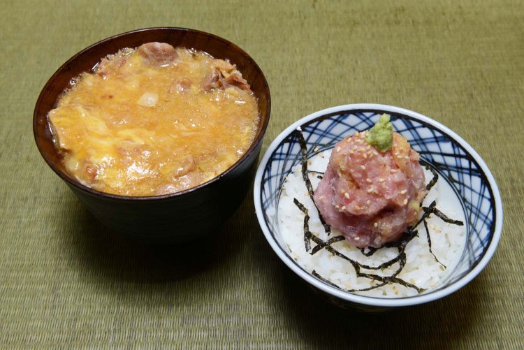 鴨親子丼（左）とトロたく丼。どちらにするか迷ってしまう。