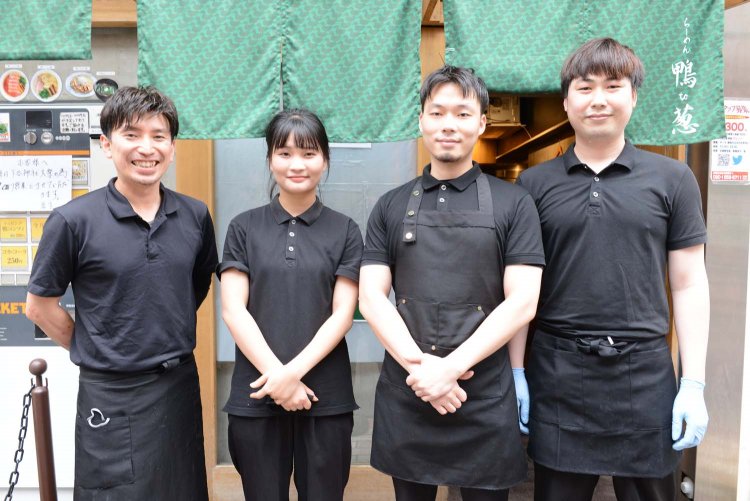 店主の天土真康さん（左端）とスタッフ。