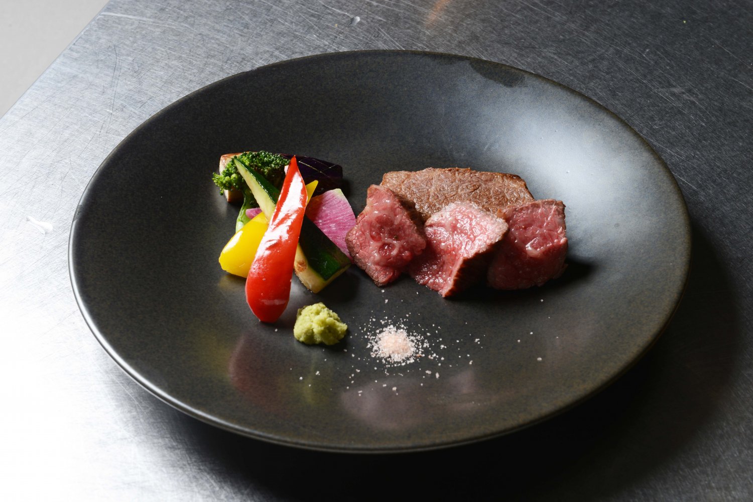 尾崎牛は脂がくどくなく、あっさりしている。ステーキで味わえば肉本来の味を堪能できる。