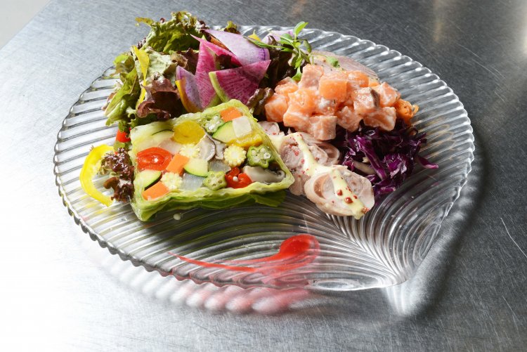 宴会コースで提供される前菜盛り合わせ1320円はインスタ映えすると評判。