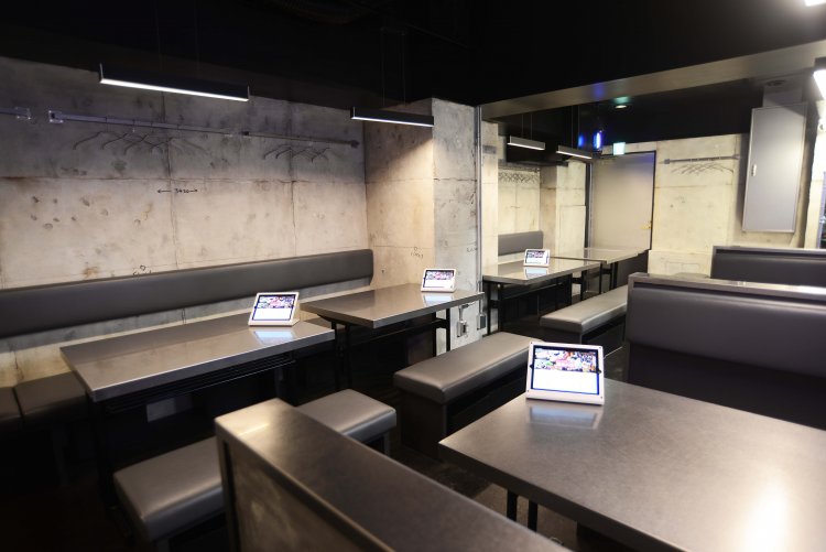 シックな雰囲気のテーブル席。さまざまな人数に対応できるのでグループでの利用にも便利だ。