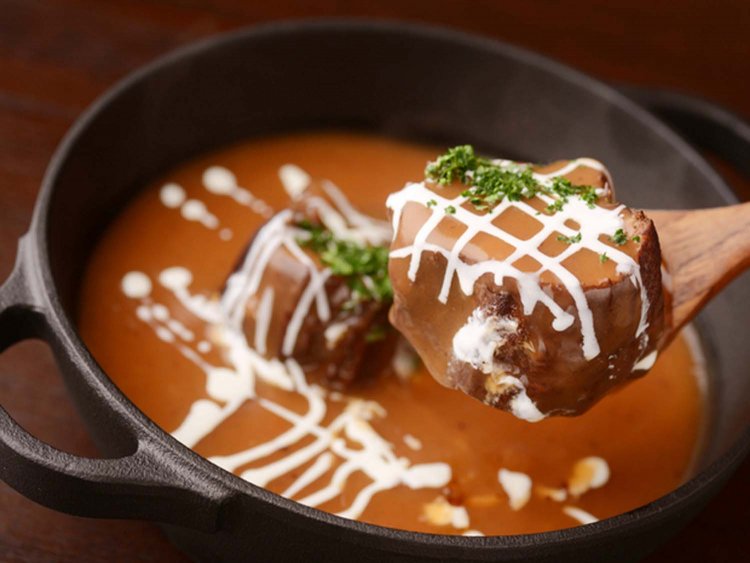 じっくりと煮込んだタンシチュー。人気があるので別途注文する客も多く、お通しの2.5倍の量の単品メニュー、厚切りタンシチュー770円も用意している。