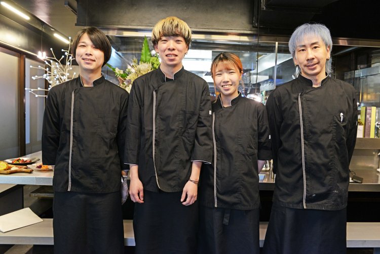 スタッフは若く、店に活気がある。