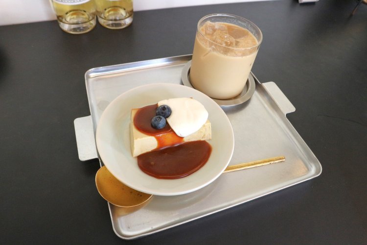 甘いプリンとスパイシーなチャイの組み合わせは店の鉄板。