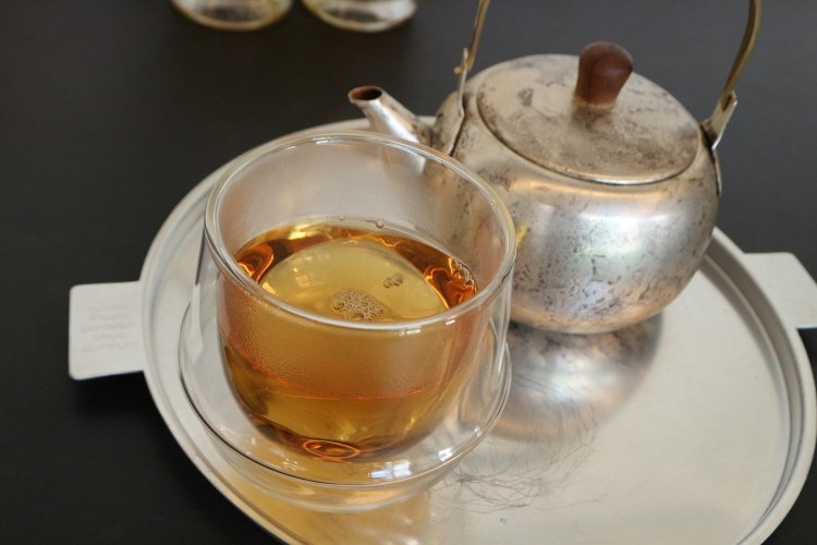 オーナーが旅先で出合った、月替わりの旅するお茶も楽しみのひとつ。